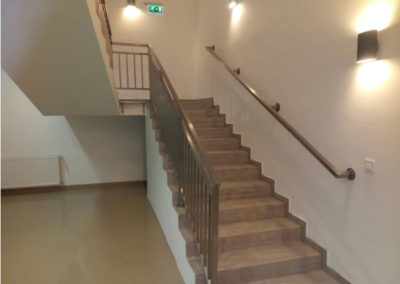 Acél lépcsőkorlát lépcsőházban